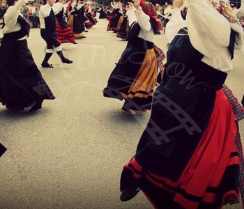 Aprender a bailar la muñeira para despedidas de soltera en Santiago de Compostela